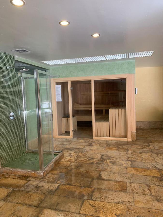 Salinas. Apartment For 4. Terrace/Parking/Pools/Gym/4Mins Beach Estepona Dış mekan fotoğraf