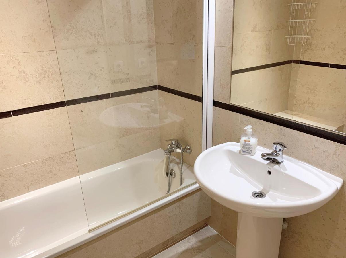 Salinas. Apartment For 4. Terrace/Parking/Pools/Gym/4Mins Beach Estepona Dış mekan fotoğraf